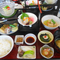 日本料理 鎌倉山 野乃華 - テーブルいっぱいの御膳