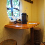 メンヤ モクモク - 店内（2名掛けテーブル席）