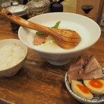 メンヤ モクモク - MOKUMOKUセット（泡立らーめん醤油 ＋ ライス小）＆特製トッピング