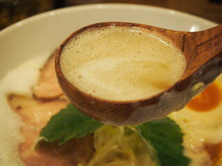 MENYA MOKUMOKU - 泡立らーめん醤油（スープ）