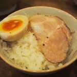 メンヤ モクモク - チャーシュー＆味付け玉子 オンザライス
