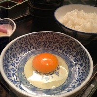 焼鶏あきら 中目黒本店 - ぽってりした卵で頂く卵かけご飯