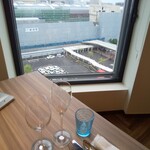 シャレル・ランデヴー - 窓際のテーブル席