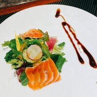 鉄板焼き 表参道 - サーモンの自家製マリネ華やかな季節のサラダ仕立て