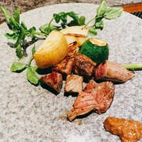 鉄板焼き 表参道 - 厳選国産牛の鉄板焼き　季節の焼き野菜添え　自家製スパイスソルト・水晶塩