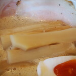 Ramenya Mitsuba - 豬肉CHIKI醬油拉麵全配（筍干）