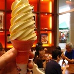 ブルーシールカフェ - マンゴ＆パナパコのソフトクリーム300円