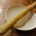 大阪串かつ てん家わん屋 - 「アスパラ」（味付き・￥350）:アスパラの甘みと蒼い香りを引き締めています！