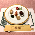 北京料理桂蘭 - 前菜の6種盛り合わせです‼️
      内容は、ラディッシュ、アワビ(肝付き)湯葉、胡瓜、蒸し鶏、海老になります❣️
