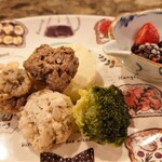 ラッシーのおうち - ワンちゃん用日替わりプレート。ワンちゃんが食べやすい肉団子などに果物のジャムや季節の温野菜などをそえさせていただいています。