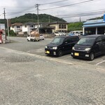 Tempura Fuji - 専用駐車場はトラックまで置けるほど広い