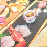 塩竈料理 翠松亭 - 刺し盛り。手前からカンパチ、ボタン海老、平目、雲丹、帆立、トロ