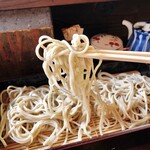 蕎麦見世のあみ - 細めだけど良い感じの弾力がある麺