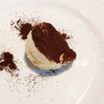 La Brianza - イタリア産マスカルポーネチーズのティラミス出来立て。いつもは北海道産マスカルポーネであるところ今回はイタリア産のものなのだとか、うんなるほど結構違う。今回はこっくりリッチな口当たり味わいこれも美味ね〜