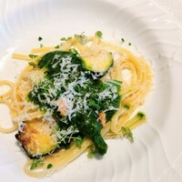 La Brianza - ジェノベーゼリングイネズッキーニ添えて。バシルの香り美味しさしっかりのソースに、松の実が歯ざわり的にも風味的にもおいしいアクセント。