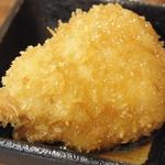 大阪串かつ てん家わん屋 - 「カマンベールチーズ」（季節串・蜂蜜がけ￥150）：しっとりめの衣がほぐれると
      濃厚さを増したカマンベールがトロ～ン！
      