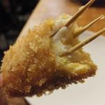 大阪串かつ てん家わん屋 - 「だし巻串」の断面（￥100）：フワッと香ってまろやかand香ばしい♪
      