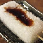 大阪串かつ てん家わん屋 - 「もち」（醤油がけ・￥100）：素揚げをしただけかのようなこのお餅。
      食感が絶妙♪
      