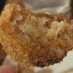 大阪串かつ てん家わん屋 - 「丸ころ」（￥100）の断面：小さいながらも、肉コロッケの世界観を再現♪