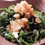 大阪串かつ てん家わん屋 - 「九条ねぎぽん」　（￥250）：シャキシャキの九条ねぎの香りと淡い辛み、
      鶏皮揚げの香ばしさとカリカリの食感！
      