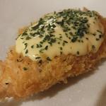 大阪串かつ てん家わん屋 - 「秋鮭」（季節串・￥150）：タルタルソースが適度な塩気と濃厚さで絶妙！
      