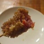 大阪串かつ てん家わん屋 - 「赤ウィンナー」（￥100）の断面：プリッと懐かしい味！