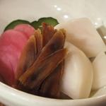 大阪串かつ てん家わん屋 - 「漬物盛」（￥350）：中央の山ごぼう味噌漬けは特別サービス品ですw