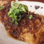 大阪串かつ てん家わん屋 - 「みそかつ串」 (￥150)：しつこさを抑えた味噌たれを添えて提供！