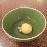 ジョルジュ - あいよ農場の平飼卵。オプションで150円。専用たれ付。卵かけごはんは絶品！