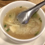 オーム タイ テースト - ランチメニュー「カオマンガイ(タイ風チキンライス)」（750円）セットのスープ