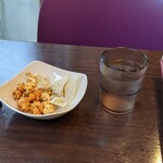 イタリアンバル Viva - つきだしのポップコーンと鱈シートでチーズ包んだやつ