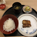 もめん - 岡山産のご飯、太刀魚の焼き魚、香の物、豆腐のお味噌汁。