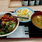 松屋 - 旨辛牛焼ビビン丼豚汁生野菜セット大盛り