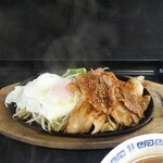 中華大学なるい - 生姜焼きと目玉焼き