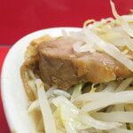 ラーメン二郎 - 豚の厚み