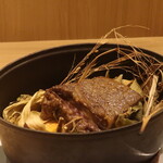 RISTORANTE IL NODO - ストウブ鍋で藁とともに燻された短角牛のプレゼンテーション