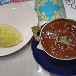 Salaam Curry - マトンカシミール1000円(税込)Aセット350円ライス&ウーロン茶で注文。
            辛さの調整できるらしく、5辛のをもっと辛くなんて事もできるとのことでした。
            これ以上辛くしたら美味しさ分からなくなるかも