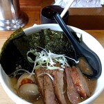 Ｊ-LOW麺 - 豚骨醤油ラーメン(麺量150g)
            トッピングはチャーシュー、味玉 (燻製)
            ライスの並 (茶碗1.5杯分)
            味は『家系』です、チャーシューウマし♥♡