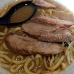 Ｊ-LOW麺 - スープは豚骨出汁はシッカリ、鶏感は鶏油からのみ。
チャーシュー、プースー。中々♥♡