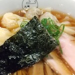 八雲 - 特製ワンタン麺ハーフ黒だしアップ