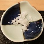 ぎんざ 一二岐 - 高知県産鰹のわら焼き 1500円 の塩