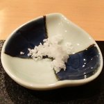 ぎんざ 一二岐 - 高知県産鰹のわら焼き 1500円 の塩