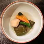 高知県産鰹のわら焼き 1500円 の野菜の炊き合わせ