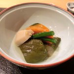 ぎんざ 一二岐 - 高知県産鰹のわら焼き 1500円 の野菜の炊き合わせ