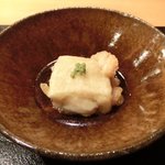 ぎんざ 一二岐 - 高知県産鰹のわら焼き 1500円 の揚げゴマ豆腐