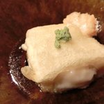 ぎんざ 一二岐 - 高知県産鰹のわら焼き 1500円 の揚げゴマ豆腐