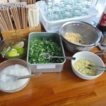 セルフなんでご自由に　※梅干があるのは珍しい