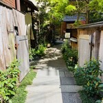 jikimiyazawa - 京都の路地裏を彷彿させるファサードです。