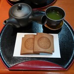 上野亀井堂 - 瓦煎餅と深蒸し茶のセット