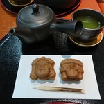 上野亀井堂 - 人形焼と深蒸し茶のセット